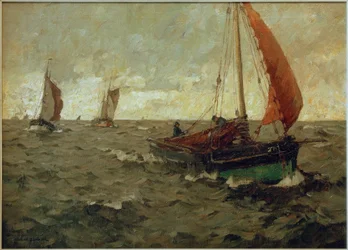 Barco pesquero en el mar con nubes en formación