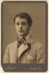 Walter Thomas [joven con pajarita y clavel en la solapa del abrigo]