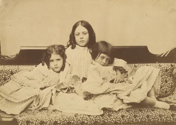Edith, Ina y Alice Liddell en un sofá, verano de 1858