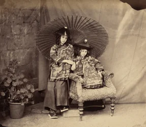 Lorina y Alice Liddell en vestido chino, 1860