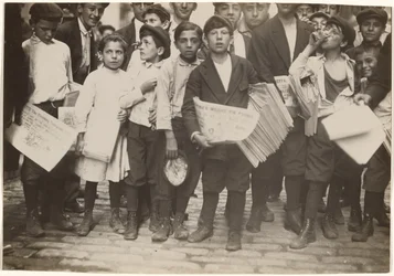 [Multitud de Newsies, incluyendo una chica]