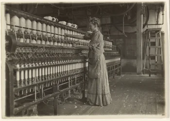 En una antigua fábrica textil (hilandería).