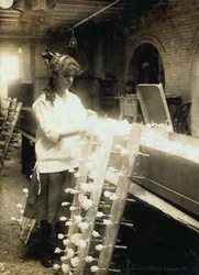 Margaret Ciampa, de 14 años, trabajando en la Boston Floral Supply Company de Boston (Massachusetts).