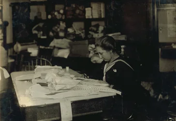 Marie Vancanvenberg de 15 años trabajando en corsés para Madam Claff en 420 Boylston Street en Boston, Massachusetts.