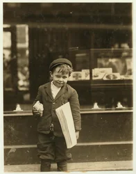 Tommy Hawkins, niño vendedor de periódicos de 5 años, solo 3 pies 4 pulgadas de alto, trabajando en St. Louis, Missouri, 1910