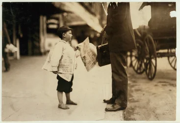 Niño vendedor de periódicos de 6 años Hyman vendiendo hasta las 6 p.m. en Lawrence, Massachusetts, 1911