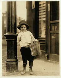 Niño vendedor de periódicos de 6 años, conocido como Little Fattie y de solo 3 pies y 4 pulgadas de altura, ha estado trabajando durante un año en St. Louis, Missouri, 1910