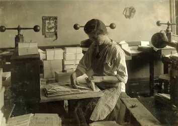 Una niña de 15 años cortando troqueles en el taller de estampación de Harry C. Taylor, 61 Court Street en Boston, Massachusetts.
