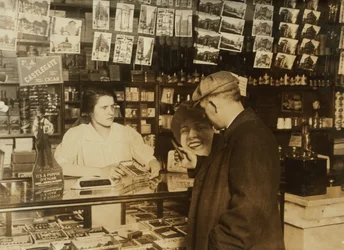 Un vendedor de catorce años en un estanco de Boston, Massachusetts