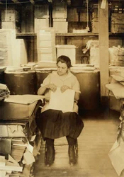 Una chica dobla carpetas en la Boston Index Card Co. en el 113 de Purchase Street en Boston, Massachusetts.