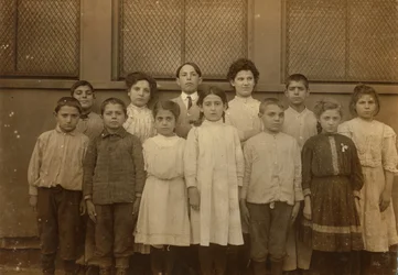 Un grupo de niños inmigrantes en la Escuela Washington de Boston (Massachusetts)