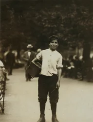 Un joven limpiabotas trabajando en Union Square, Nueva York