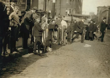 Chicos vendiendo nociones en la calle en Boston, Massachusetts