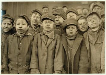 Niños rompedores (que clasifican carbón a mano) en Hughestown Borough Coal Co. Pittston, Pensilvania, 1911