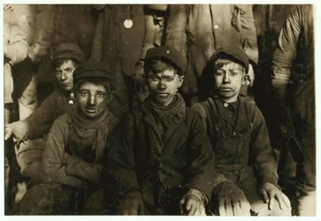 Niños rompedores (que clasifican carbón a mano) en Hughestown Borough Coal Co. Pittston, Pensilvania, 1911