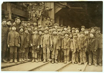 Niños rompientes que clasifican carbón a mano en Ewen Breaker de Pennsylvania Coal Co, South Pittston, Pennsylvania, 1911