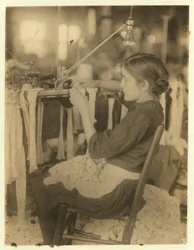 Fábrica de calcetería Cherokee, Roma, Georgia empleando torneros y enlazadores de 8 y 9 años, 1913