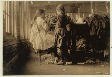 Niño devanador y enlazador en Loudon Hosiery Mills, Tennessee, 1910