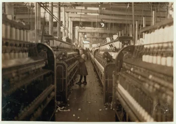 Niña hilandera en Mollahan Cotton Mills, Newberry, Carolina del Sur, 1908