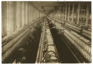 Niños trabajando en la sala de hilado en Cornell Mill, Fall River, Massachusetts, 1912