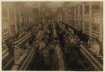 Niños trabajando en la sala de hilado en Magnolia Cotton Mills, Mississippi, 1911