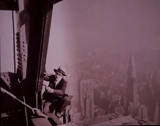 Empire State Building en construcción, mostrando a un inspector revisando el trabajo