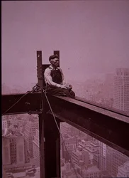 Empire State Building en construcción, mostrando a un trabajador tomando un descanso