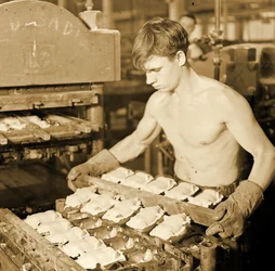 Trabajador de fábrica en la Paragon Rubber Company, Massachusetts, 1936