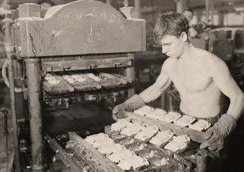 Trabajador de Fábrica en la Compañía de Caucho Paragon, Massachusetts, 1936