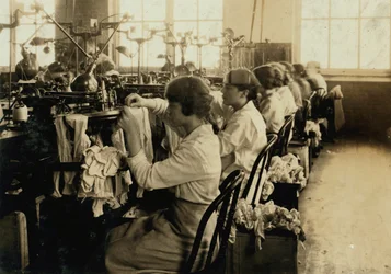 Chicas haciendo medias en Ipswich Mills en Boston, Massachusetts
