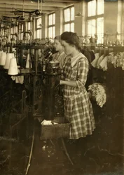 Chicas haciendo medias en Ipswich Mills en Boston, Massachusetts