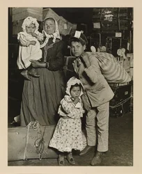 Familia italiana buscando equipaje perdido, Isla Ellis