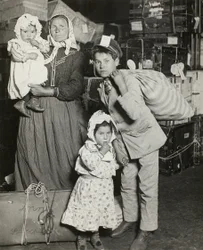 Familia italiana busca equipaje perdido en Ellis Island