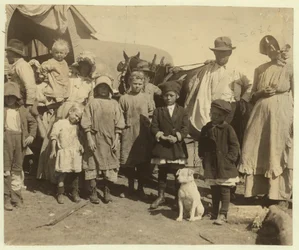 Recolectores de algodón itinerantes dejando una granja cerca de McKinney, Texas después de recoger un fardo y medio de algodón al día, 1913