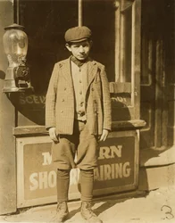 Jacob Futterman, un joven de 16 años que afeita cocos en la fábrica de Kibbe en Springfield (Massachusetts).
