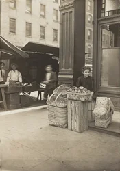 Lena Lochiavo, 11 años, vendedora de cestas y pretzels, en el mercado de la Sexta Calle frente a la entrada del salón, Cincinnati, Ohio, agosto de 1908