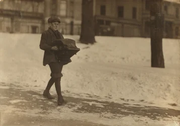 Louis A. Caulfield, de 16 años, en Boston Common entregando una máquina de escribir pesada a unas 12 millas para Model Typewriter Inspection Co. ganando $6 a la semana, 1917