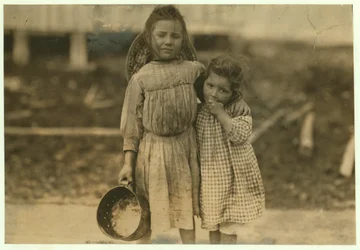 Maud y Grade Daly, de 5 y 3 años, recogen un pote de camarones cada día para la Peerless Oyster Company, Bay St. Louis, Mississippi, 1911