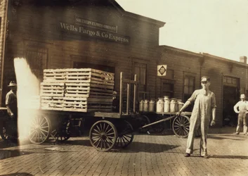 Hombres frente a un depósito de Wells Fargo y Co Express con cajas y latas de leche, Springfield, Missouri, 1916