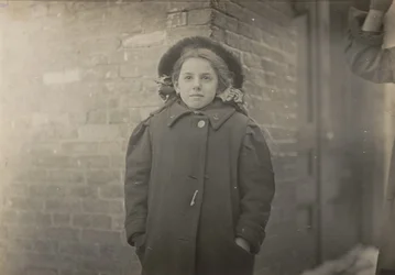 Mery Horn, una condición de jorobada agravada por la pesada carga de papeles que llevaba. Hartford, Connecticut, marzo de 1909