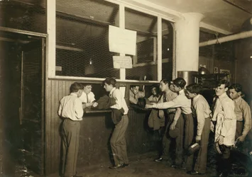 Mensajeros entregando sus uniformes en la oficina principal de la Postal Telegraph Co. en Nueva York.
