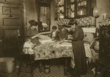 Sra. Mette y sus hijos (Josephine 13, Nicholas 6 y Johnnie 8 ganando juntos solo 40-50 centavos al día) haciendo flores en un sucio apartamento de Nueva York, 1911