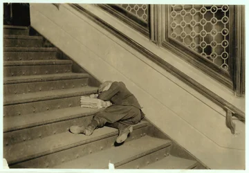 Repartidor de periódicos dormido con sus papeles en Jersey City, Nueva Jersey, 1912