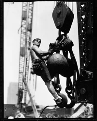 En el montacargas, el Empire State Building, 1931