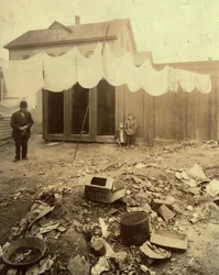 Outhouses en el patio trasero de Borden Street en Providence, Rhode Island