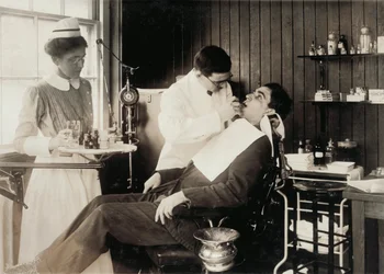 Paciente Recibiendo Trabajo Dental