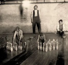 Pinboys en una bolera del metro, 65 South Street, Brooklyn. Nueva York. 1910
