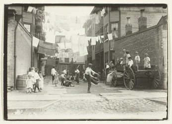 Playground in a Mill Village (Parque infantil en una callejuela de vecinos), Boston