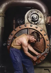 Mecánico de la central eléctrica trabajando en la bomba de vapor c.1920 (foto en color)