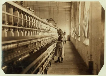 Sadie Pfeifer, solo 4 pies de altura, ha trabajado durante 6 meses en Lancaster Cotton Mills, Carolina del Sur, 1908